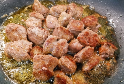 Фото шага рецепта Сырная яичница с мясными колбасками и оливками 152909 шаг 4  