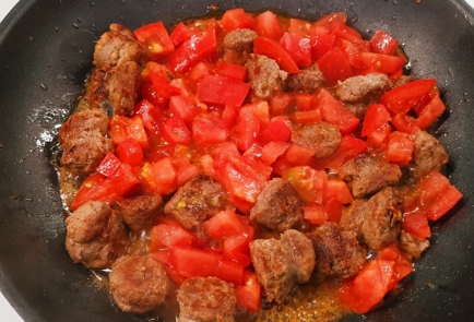 Фото шага рецепта Сырная яичница с мясными колбасками и оливками 152909 шаг 5  