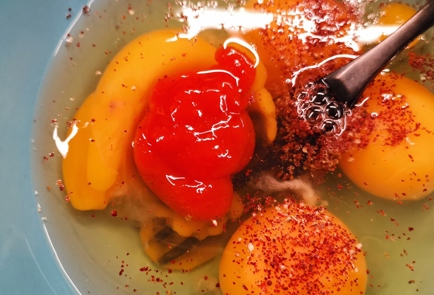 Фото шага рецепта Сырная яичница с мясными колбасками и оливками 152909 шаг 8  