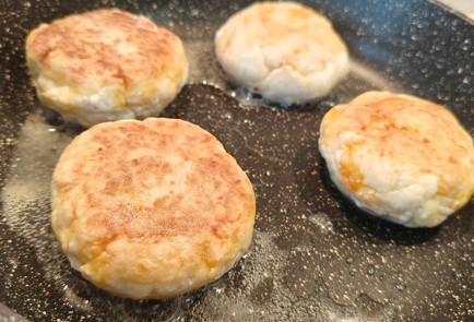 Фото шага рецепта Сырники с запеченной тыквой 190830 шаг 11  