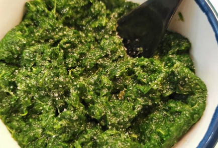 Фото шага рецепта Сырный омлет со шпинатом и соусом песто 152257 шаг 1  