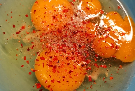 Фото шага рецепта Сырный омлет со шпинатом и соусом песто 152257 шаг 2  