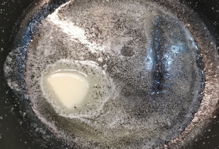 Фото шага рецепта Сырный омлет со шпинатом и соусом песто 152257 шаг 5  