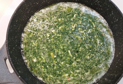 Фото шага рецепта Сырный омлет со шпинатом и соусом песто 152257 шаг 6  
