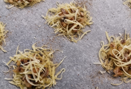 Фото шага рецепта Сырные чипсы с грибами 173337 шаг 10  
