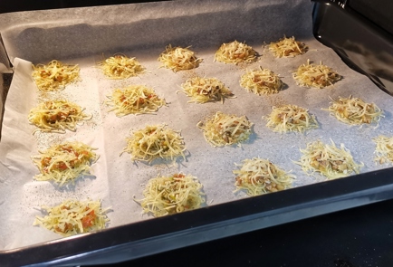 Фото шага рецепта Сырные чипсы с грибами 173337 шаг 11  