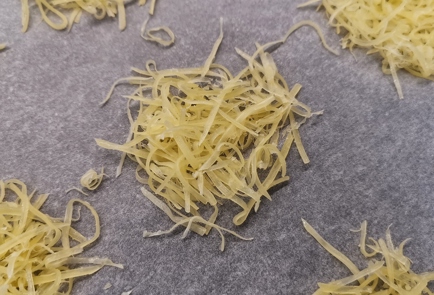 Фото шага рецепта Сырные чипсы с грибами 173337 шаг 2  