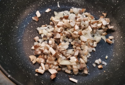 Фото шага рецепта Сырные чипсы с грибами 173337 шаг 5  