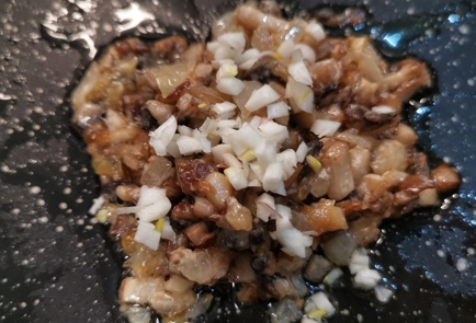 Фото шага рецепта Сырные чипсы с грибами 173337 шаг 8  