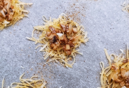 Фото шага рецепта Сырные чипсы с грибами 173337 шаг 9  
