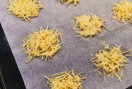 Фото шага рецепта Сырные чипсы с хреном 173343 шаг 2  