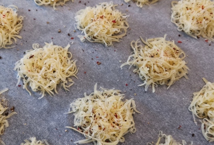 Фото шага рецепта Сырные чипсы с томатом и чесноком 152523 шаг 2  