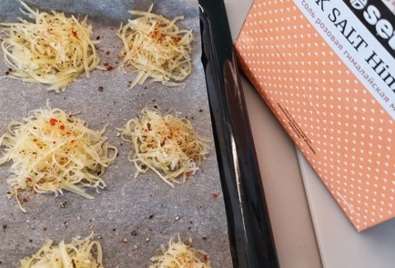 Фото шага рецепта Сырные чипсы с томатом и чесноком 152523 шаг 4  