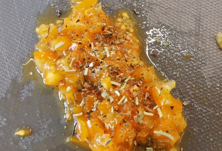 Фото шага рецепта Сырные чипсы с томатом и чесноком 152523 шаг 6  