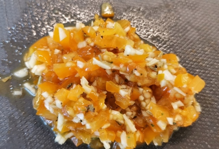 Фото шага рецепта Сырные чипсы с томатом и чесноком 152523 шаг 8  