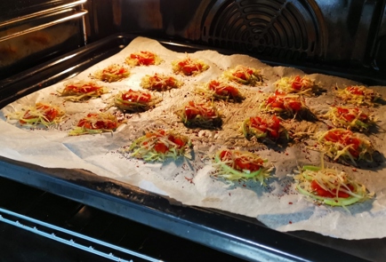Фото шага рецепта Сырные кеточипсы с томатом и луком 152912 шаг 10  
