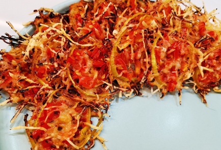 Фото шага рецепта Сырные кеточипсы с томатом и луком 152912 шаг 12  
