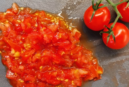 Фото шага рецепта Сырные кеточипсы с томатом и луком 152912 шаг 5  