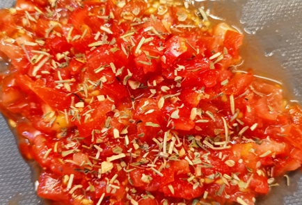 Фото шага рецепта Сырные кеточипсы с томатом и луком 152912 шаг 6  