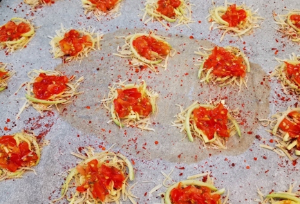 Фото шага рецепта Сырные кеточипсы с томатом и луком 152912 шаг 8  