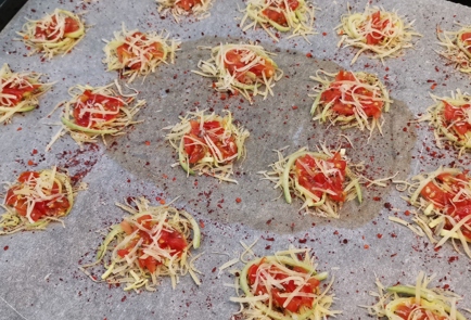 Фото шага рецепта Сырные кеточипсы с томатом и луком 152912 шаг 9  