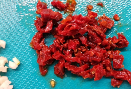 Фото шага рецепта Сырные кеточипсы с вялеными томатами 173346 шаг 3  