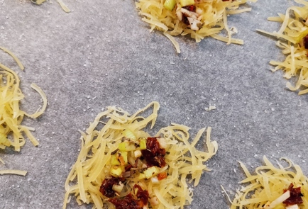 Фото шага рецепта Сырные кеточипсы с вялеными томатами 173346 шаг 8  