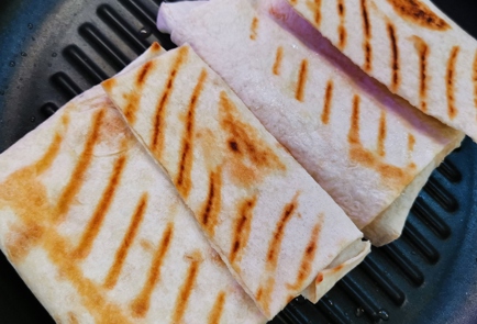 Фото шага рецепта Сырный сэндвич с помидорами на гриле 152238 шаг 8  