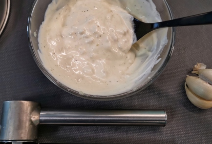 Фото шага рецепта Сытная закуска из кабачков с сырночесночным соусом 151358 шаг 5  