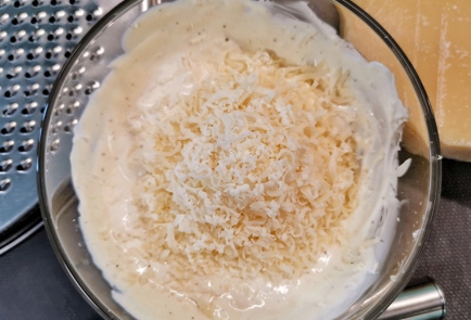 Фото шага рецепта Сытная закуска из кабачков с сырночесночным соусом 151358 шаг 6  