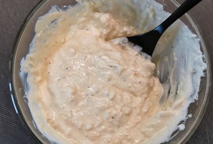 Фото шага рецепта Сытная закуска из кабачков с сырночесночным соусом 151358 шаг 7  