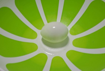 Фото шага рецепта Тарталетки с плавленым сыром и крабовыми палочками 190818 шаг 2