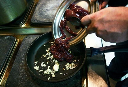 Фото шага рецепта Телячья печень с картофельным пюре 16428 шаг 3  