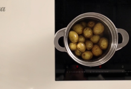 Фото шага рецепта Теплый картофельный салат с маслинами и перцем 21445 шаг 1  