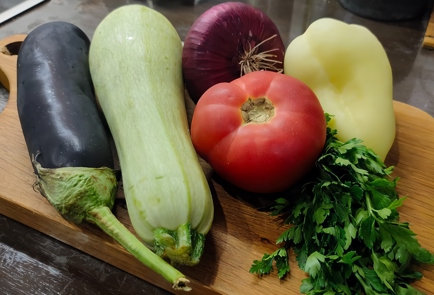Фото шага рецепта Теплый салат из печеных и свежих овощей 174246 шаг 1  