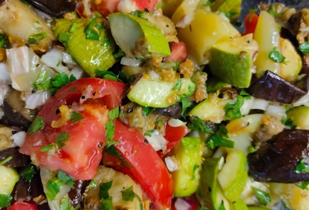 Фото шага рецепта Теплый салат из печеных и свежих овощей 174246 шаг 10  