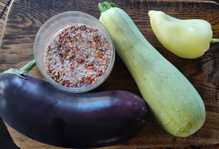 Фото шага рецепта Теплый салат из печеных и свежих овощей 174246 шаг 2  