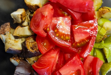 Фото шага рецепта Теплый салат из печеных и свежих овощей 174246 шаг 7  