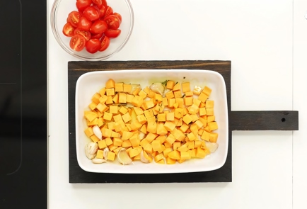 Фото шага рецепта Теплый салат с бататом и помидорами конфи 91365 шаг 2  
