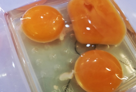 Фото шага рецепта Томатная яичница с сыром и специями 152234 шаг 1  