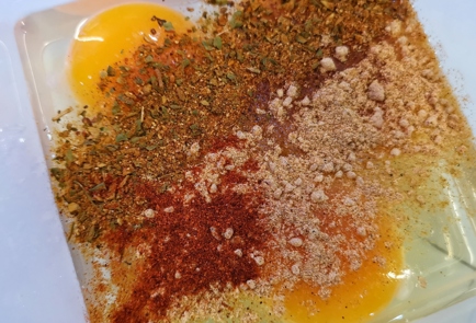 Фото шага рецепта Томатная яичница с сыром и специями 152234 шаг 2  