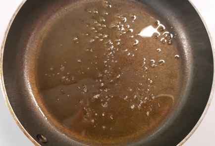Фото шага рецепта Томатногорчичный соус с луком 153017 шаг 1  