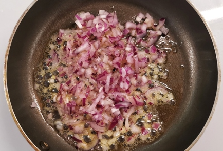 Фото шага рецепта Томатногорчичный соус с луком 153017 шаг 2  