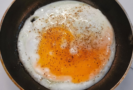 Фото шага рецепта Томатносырная лепешка с яйцом 153031 шаг 10  