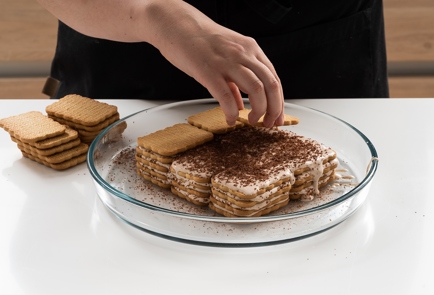 Торт из печенья с белым шоколадом без выпечки. Видео-рецепт