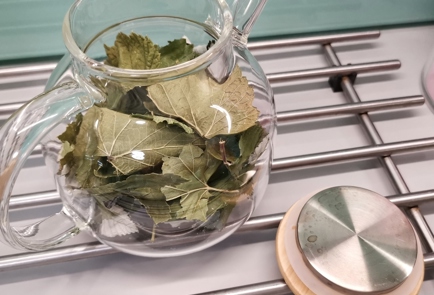 Фото шага рецепта Травяной чай с сушеными розами 153107 шаг 2  