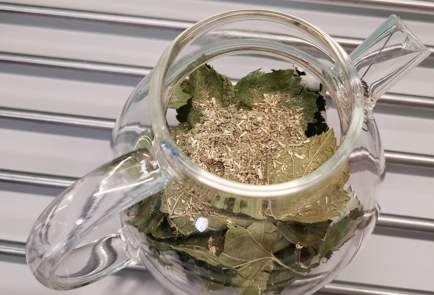 Фото шага рецепта Травяной чай с сушеными розами 153107 шаг 3  