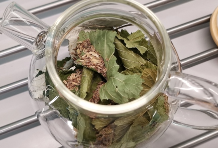 Фото шага рецепта Травяной чай с сушеными розами 153107 шаг 5  