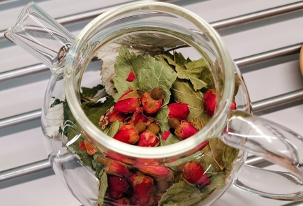 Фото шага рецепта Травяной чай с сушеными розами 153107 шаг 6  