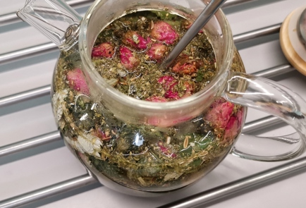 Фото шага рецепта Травяной чай с сушеными розами 153107 шаг 9  